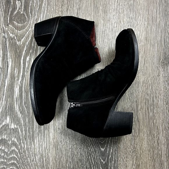 BOC Born Concepts Black Suede Fabric Uppers Ankle Booties Size 8 - Picture 2 of 10